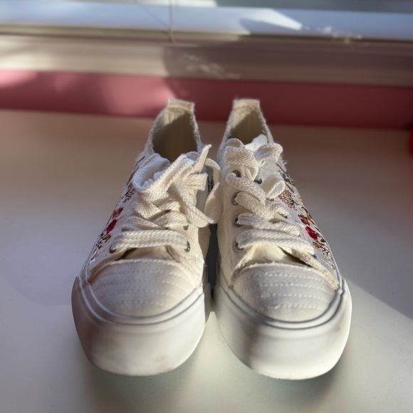Blowfish Malibu White Floral Sneakers - Picture 2 of 9